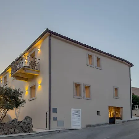 Petra Maris Luxury *